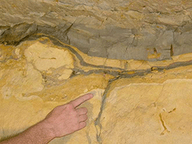 Der Finger zeigt auf die KP Grenze - Foto: Mark A. Wilson. Bild ist gemeinfrei (Public domain)